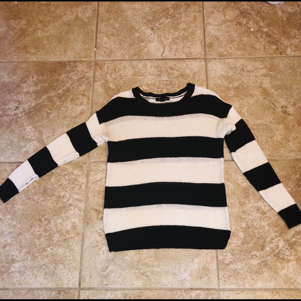 Girls black & white cute light sweater, size small
